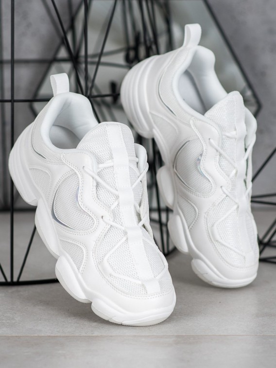 Štýlové biele sneakersy