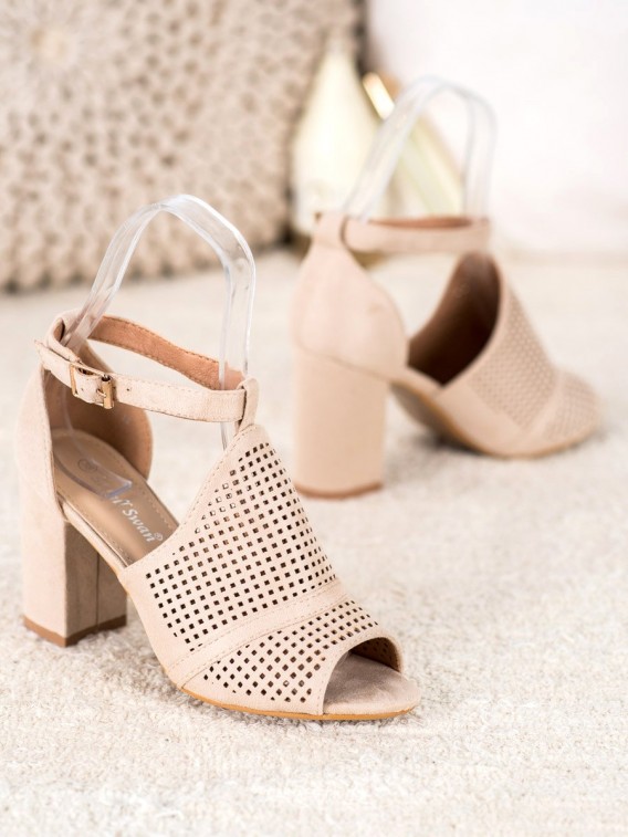 Elegantné dierkované sandále