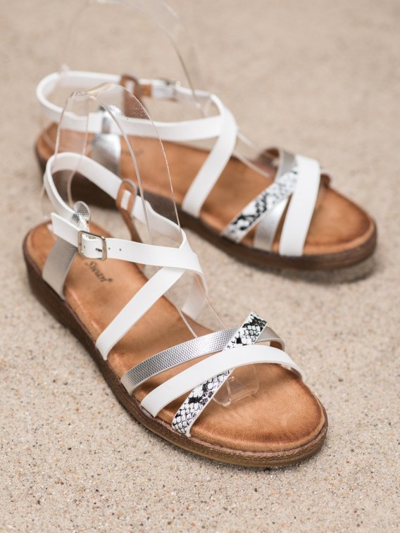 Štýlové biele sandále