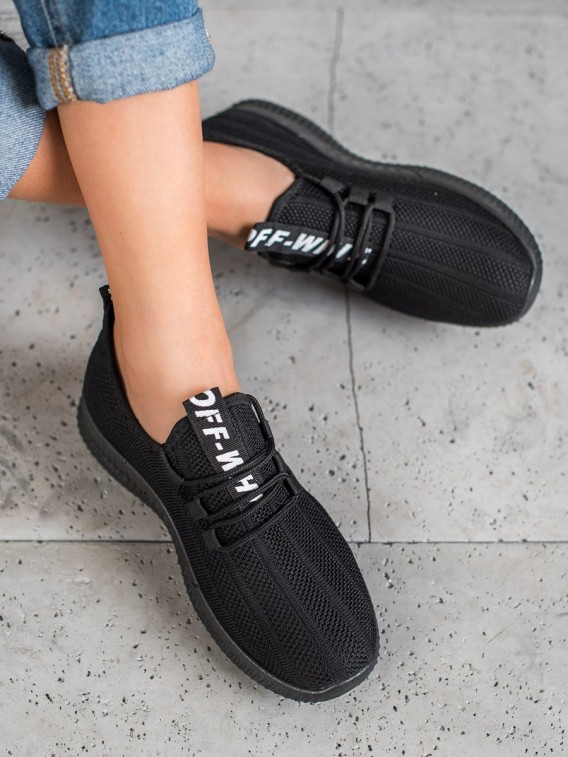 Čierne dierkované topánky