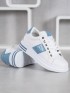 Športové topánky s modrými detailami