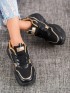 Čierne sneakersy so zlatými detailami