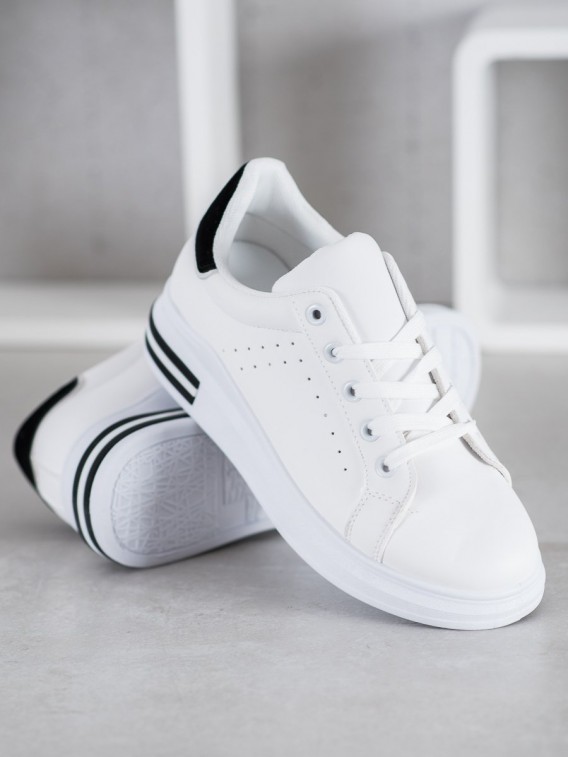 Štýlové biele sneakersy z ekologickej kože s čiernym pásikom