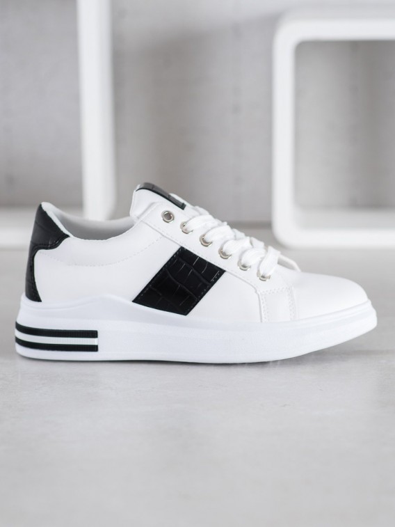 Biele sneakersy s čiernou aplikáciou