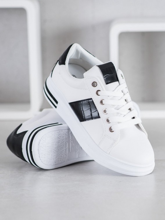 Biele sneakersy s čiernou aplikáciou