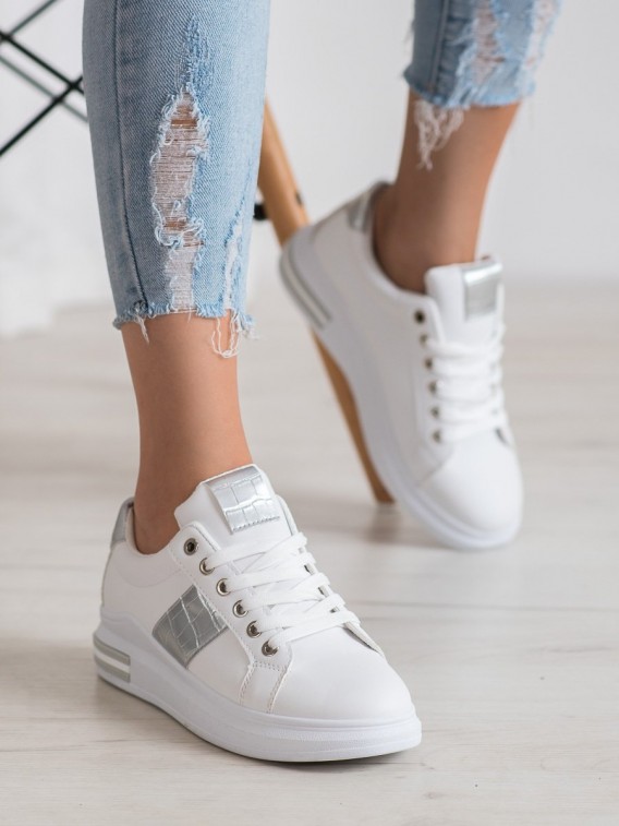 Biele sneakersy s striebornou aplikáciou