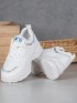 Biele sneakersy s holografickým efektom
