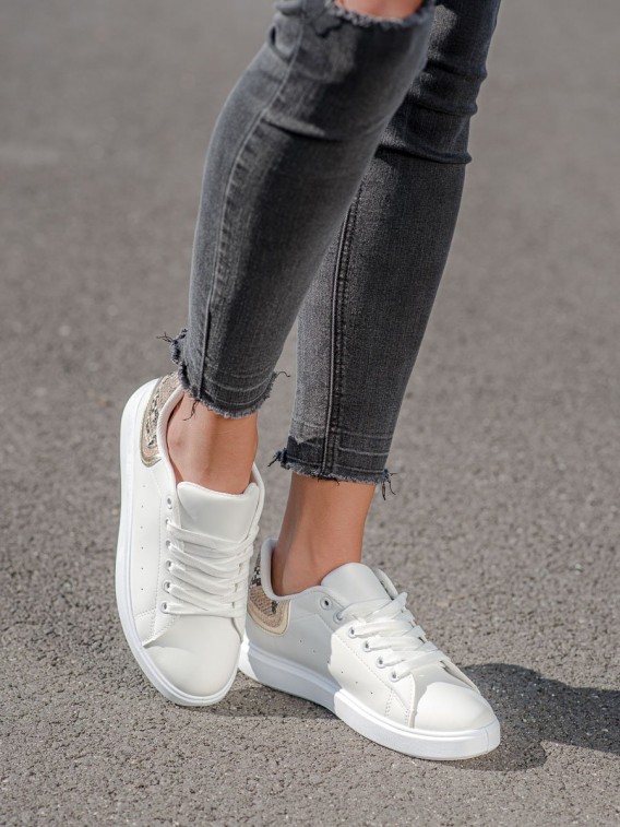 Pohodlné biele sneakersy