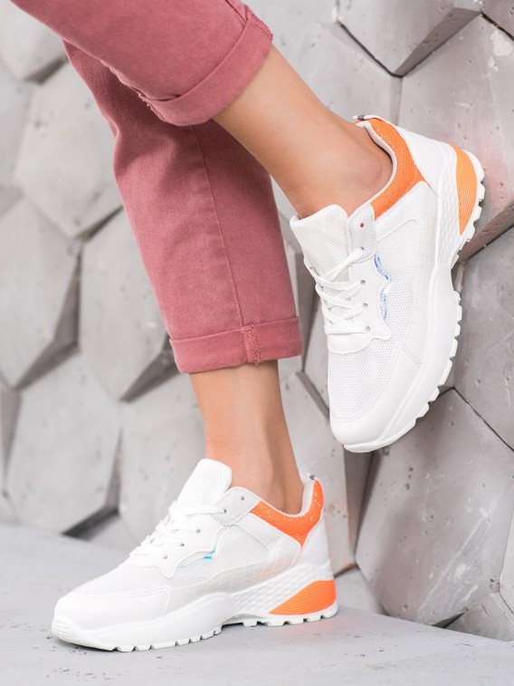 Sneakersy s oranžovými detailami