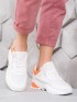 Sneakersy s oranžovými detailami