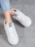 Biele topánky s ukrytými klinom