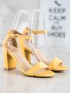 Žlté sandálky na stĺpci
