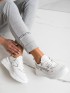 Neformálne biele sneakersy