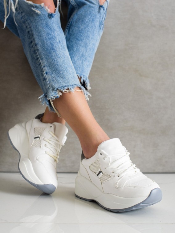 Ľahké biele sneakersy