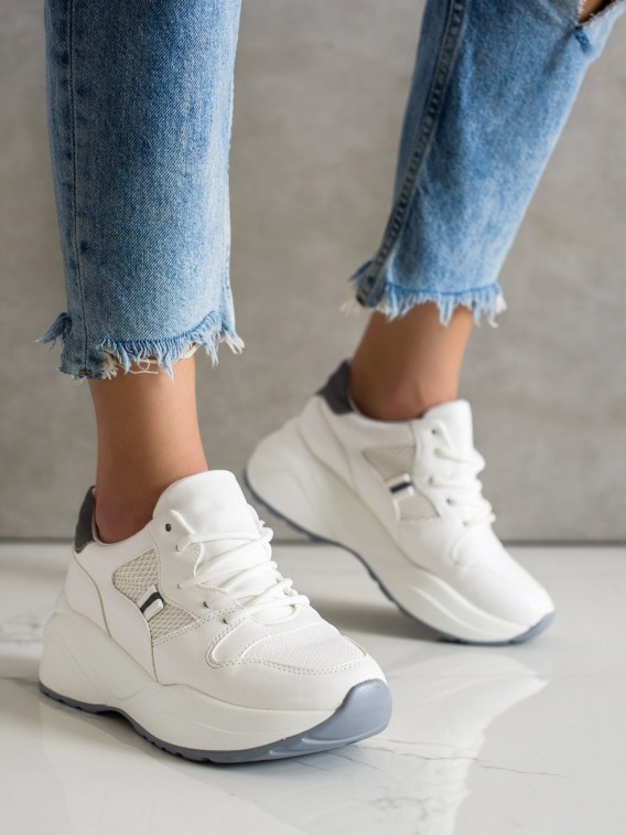 Ľahké biele sneakersy