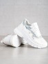 Štýlové biele sneakersy