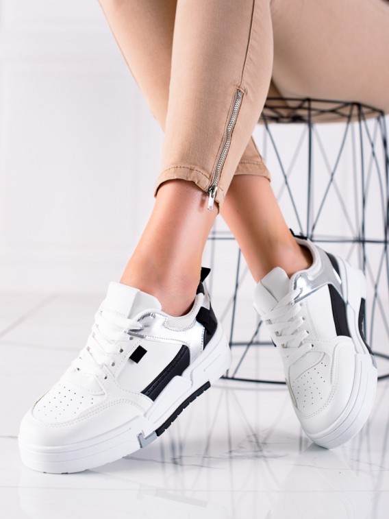 Biele sneakersy na platforme