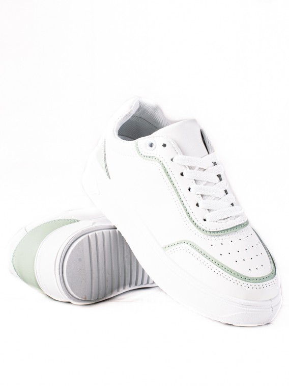 Sneakersy so zeleným zdobením