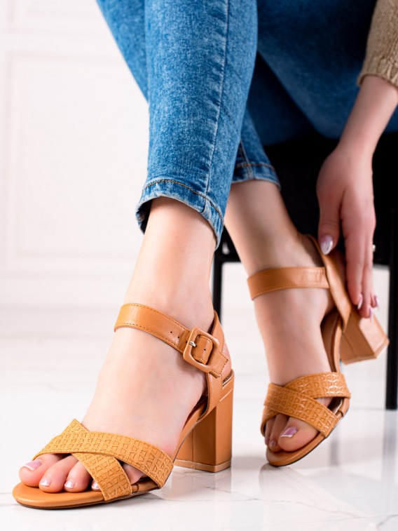 Hnedé sandálky na stĺpci